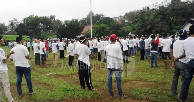 Demo ratusan warga Dusun Sirih Sekapur, Kecamatan Jujuhan.