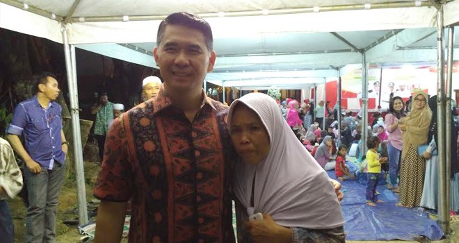 Ibu Mardiah yang terisak tangis saat mengejar Walikota Jambi Sy Fasha.