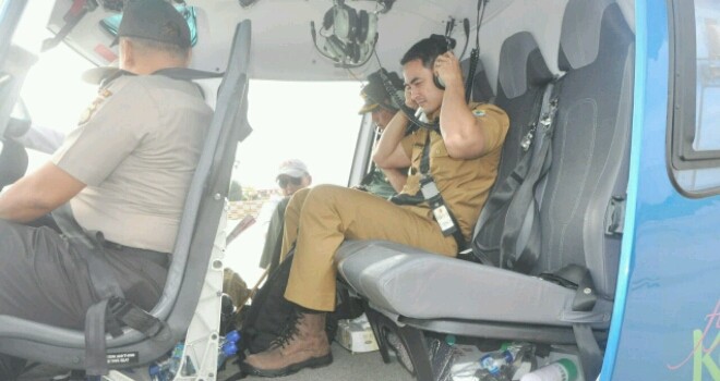 Gubernur Jambi, Zumi Zola bersama Kapolda Jambi,  Brigjen Pol Yazid Fanani serta Danrem 042/Gapu, Kolonel Inf Refrizal menaiki heliopter untuk tinjau kondisi pasca kerusuhan di Kerinci. 