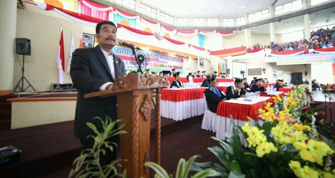 Sutan Adil Hendra saat menghadiri Wisuda di Universitas Jambi. 