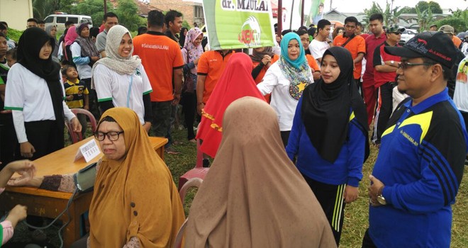 dr H Maulana MKM bersama istri.