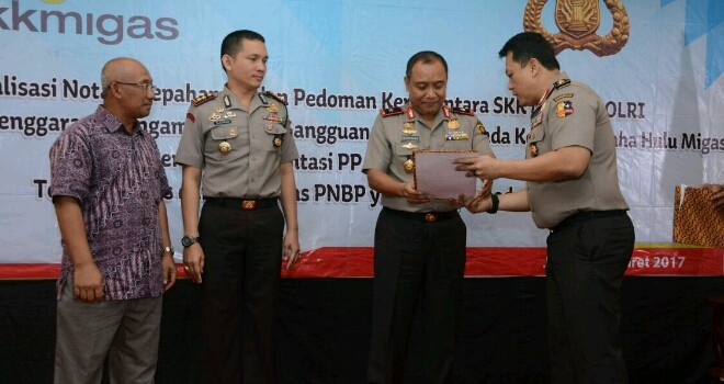 Kapolda dan Kapolres Sarolangun saat menerima Penghargaan Dari Kabaharkam Polri.