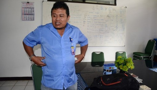 Sabar Nababan, dosen Universitas Mataram yang mendirikan agama baru yakni Agama Angkasa Nauli saat berada di kampus usai mengajar, kemarin (20/3). Foto: SIRTU/LOMBOK POST