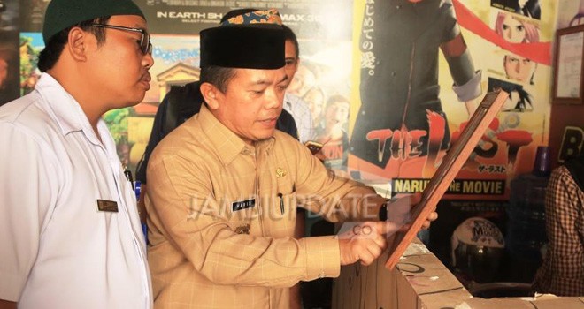 Bupati Merangin H Al Haris menunjukan izin yang tumpang tindih.