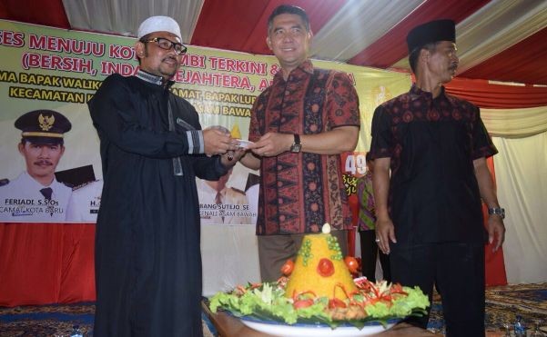 Wako Fasha menyerahkan tumpeng ke Ketua RT 49 Kenali Asam Bawah