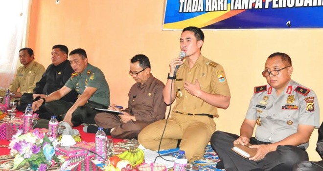 Gubernur Jambi, Zumi Zola bersama Kapolda Jambi, Brigjen Pol. Yazid Fanani dan Danrem 042/Garuda Putih, Kol. Inf. Refrizal dan juga Bupati Kerinci, Adi Rozal saat adakan musyawarah terkait konflik antara peladang dan warga Tamiai di Kantor Camat Batang Merangin.