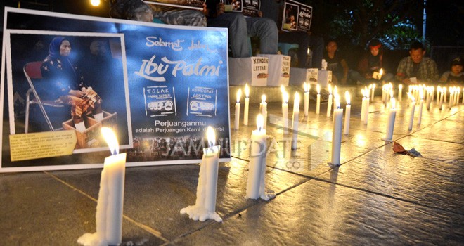 Puluahn Masa yang Berkumpul dan menyalakan Lilin di Depan Kantor Gubernur Jambi.