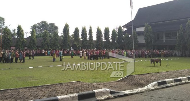 Ratusan Pejabat Eselon III dan IV Mulai saat Berkumpul di Lapangan Kantor Gubernur Jambi.