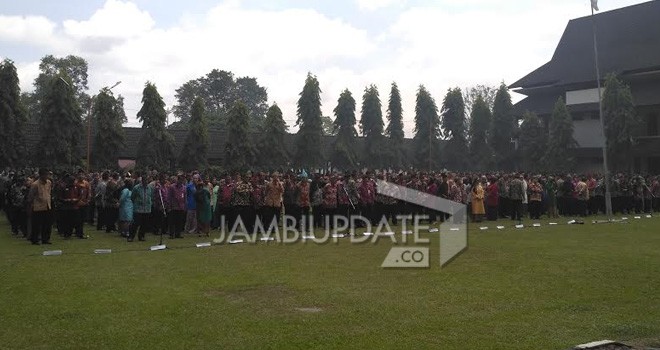 Ratusan Pejabat Eselon III dan IV saat Berkumpul di Lapangan Kantor Gubernur Jambi.