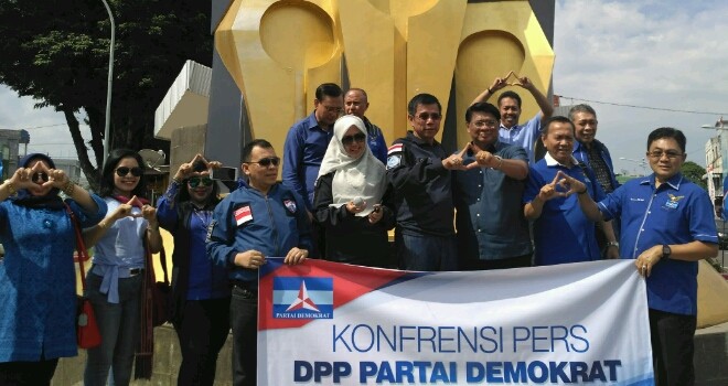 Partai Demokrat melakukan konferensi pers di Tugu Pers Kota Jambi yang dihadiri Sekjen DPP Partai Demokrat , Hinca Panjaitan dan Ketua DPD Demokrat Jambi,  Burhanuddin Mahir beserta pengurus Partai Demokrat Provinsi Jambi. 