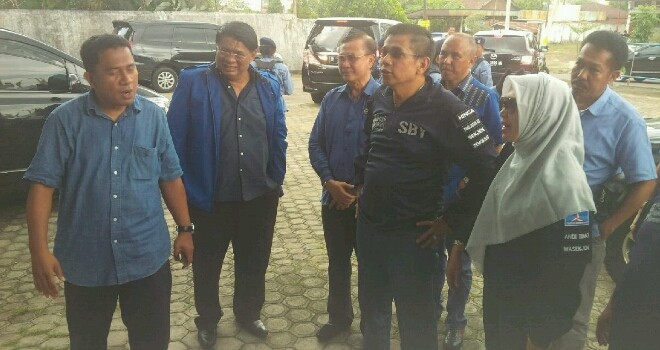 Sekjen DPP Demokrat, Hinca Panjaitan dan Bendahara Umum, Indrawati Sukadis dan Ketua DPD Demokrat Provinsi Jambi, Burhanudin Mahir yang disambut lansung CEO Jambi Ekspres,  Sarkawi. 