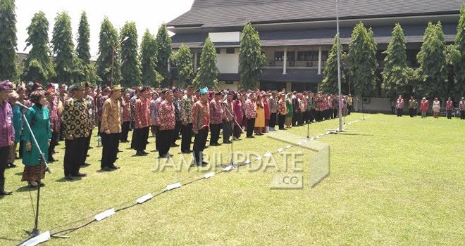 Pelantikan ratusan pejabat eselon III dan IV OPD lingkup Pemprov Jambi di Kantor Gubernur Jambi. 