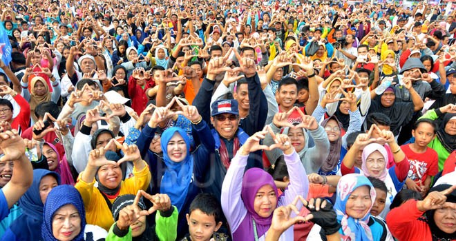 Sekjen DPP Demokrat Hinca Panjaitan dan Wasekjen, Andi Timo bersama masyarakat Jambi pada pelantik pengurus DPD Demokrat Provinsi Jambi, Minggu (26/3). Foto: RIDWAN/JAMBI EKSPRES