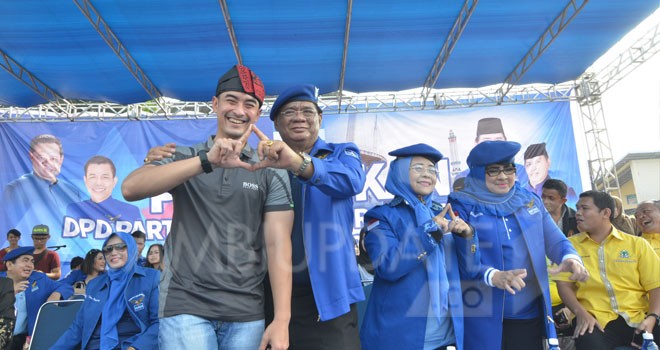 Zumi Zola dan Burhanuddin Mahir tampil mesra pada pelantikan pengurus DPD Demokrat Provinsi Jambi. Foto: M. Ridwan/Jambi Ekspres