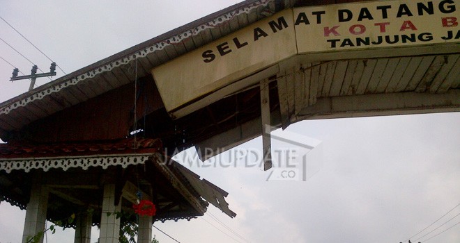 Kondisi gerbang masuk Kota Kualatungkal yang memprihatinkan tanpa ada perawatan sama sekali dari pemerintah daerah. 