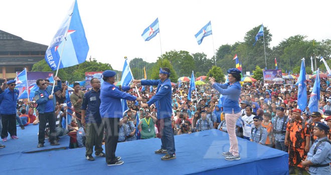 Sekjen DPP Demokrat Hinca Panjaitan (kanan) menyerahkan bendera Partai kepada Burhanuddin Mahir (kiri) pada saat pelantikan pengurus DPD Demokrat Provinsi Jambi, Minggu (26/3). Foto: RIDWAN/JAMBI EKSPRES