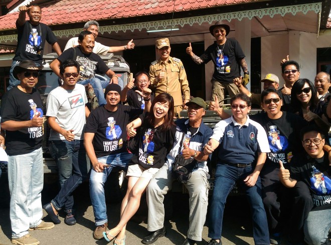 Para penggemar mobil kuno saat berfhoto dg bupati