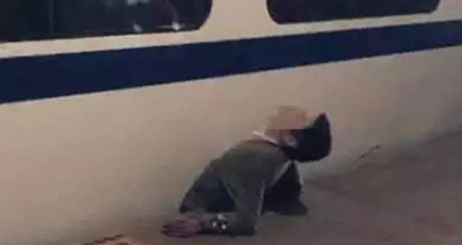 Pria yang terjepit kereta. Foto : Screencapt YouTube