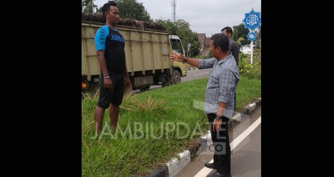 Bupati Tanjung Jabung Timur, Romy Hariyanto saat menegur sopir truk yang melintasi zona terlarang.
