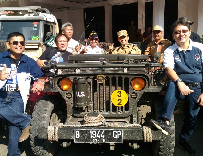 Bupati Kerinci Adi Rozal berada di atas mobil kuno bersama para penggemar mobil kuno