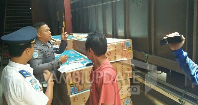 Petugas Dishub dan Kepolisian saat memeriksa izin truk Fuso yang kedapatan masuk Kota Jambi dengan muatan melebihi tonase.  