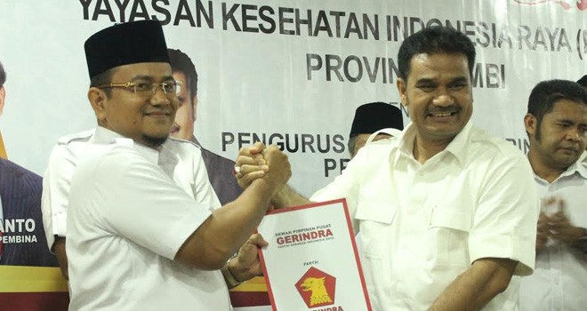 Sutan Adil Hendra (SAH) saat menyerahkan SK Yayasan Kesira dr Maulana.