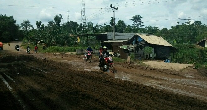 Jalan di Tempino yang rusak parah. 