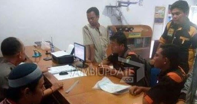 Said Andri Alamsyah, saat melaporkan Ari Kurniawan anak ketua Persatuan Sepakbola Seluruh Indonesia (PSSI) Bungo ke Polres Bungo.