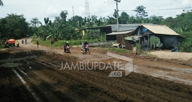 Kondisi jalan di Kabupaten Muaro Jambi tepatnya di RT 12 kelurahan Tempino kecamatan mestong.