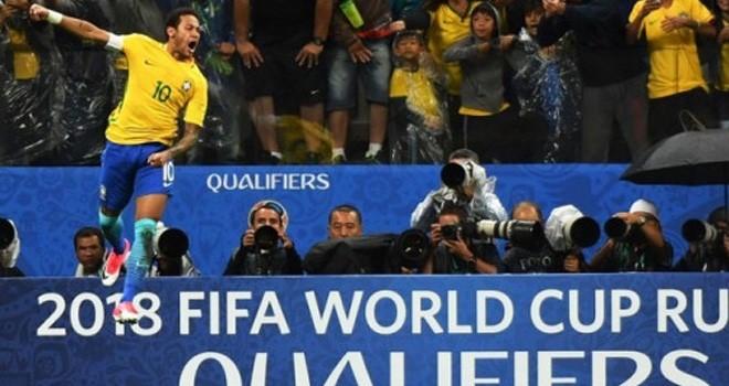 Neymar, mencetak satu dari tiga gol Brasil ke gawang Paraguay. Foto: AFP