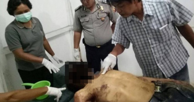 Korban penganiayaan dipicu isu hoaks penculikan anak, Maman Sudiman, dibawa ke RS Rubini Mempawah untuk divisum, Minggu (26/3) malam. Foto: NETIZEN FOR RAKYAT KALBAR