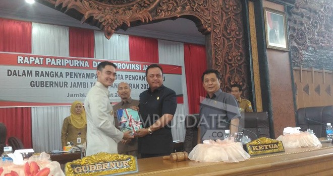 Gubernur Jambi, Zumi Zola saat menyerahkan LKPJ APBD 2016 kepada ketua DPRD Provinsi Jambi, Cornelis Buston pada rapat paripurna, Senin (27/03).