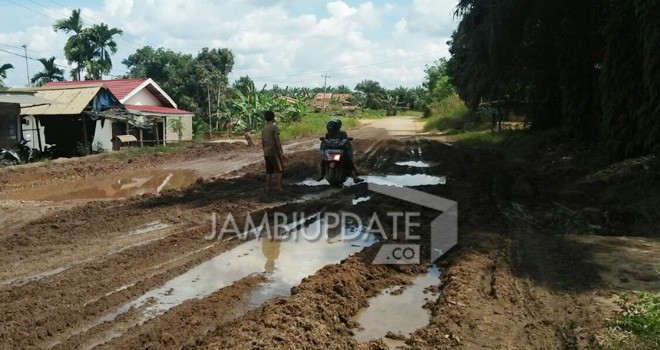 Kondisi jalan di Kabupaten Muaro Jambi tepatnya di RT 12 kelurahan Tempino kecamatan mestong.