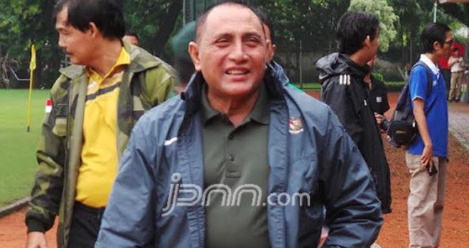Ketum PSSI Edy Rahmayadi di lapangan Timnas. Foto: Amjad/JPNN