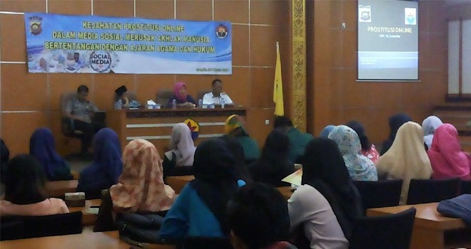 Humas Polda Jambi menggelar diskusi tentang penanganan prostitusi online dihadapan ratusan mahasiswa/i Universitas Batanghari.