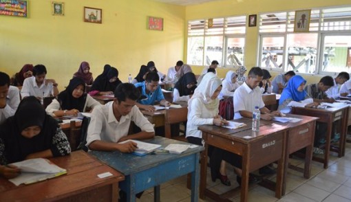 Ratusan guru honorer dan tenaga kependidikan tingkat TK sampai SMP mengikuti tes seleksi pengangkatan guru kontrak di SMP 5 Tanah Grogot, Kabupaten Paser, kemarin (29/3). Foto: NAJIB/KALTIM POST/JPNN.com