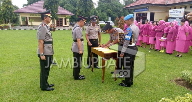 Serah terimah jabatan oleh Kapolres Tanjabtimur AKBP.Bramono Purnomo Nugroho.