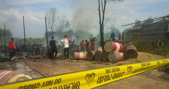 Terlihat garis polisi sudah terpasang di lokasi kebakaran. 