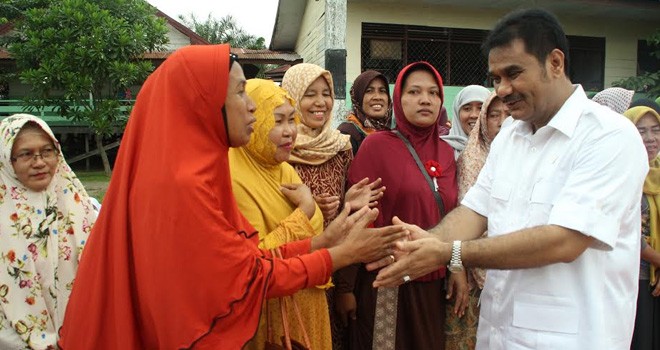 Anggota DPR RI Sutan Adil Hendra (SAH) saat mengunjungi korban banjir.