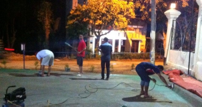 Beberapa warga RT 49 Kelurahan Kenali Asam Bawah bergotong royong mengecat lapangan badminton yang baru saja dicor beberapa waktu lalu