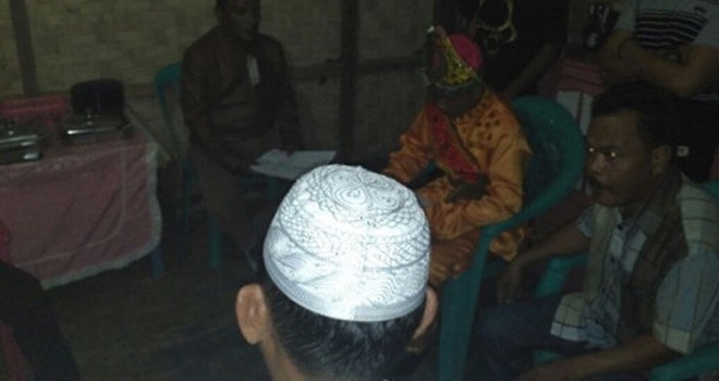 Mudin Ibrahim saat hendak melangsungkan akad nikah di Desa Bongomeme, Kecamatan Dungaliyo, Kabupaten Gorontalo. Namun acara ijab kabul ini batal karena Mudin dijemput polisi. Foto: Alfarizi/Gorontalo Post/JPNN.com