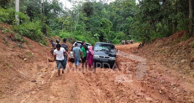 Tampak mobil warga melewati jalan yang rusak parah di Kecamatan Cermin Nan Gedang (CNG)