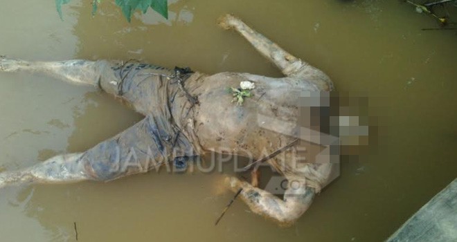 Mayat yang ditemukan mengapung di sungai Batanghari tanpa identitas.