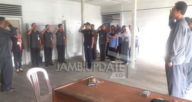 KPUD Tanjabbar saat menggelar Upacara di Ruangan.