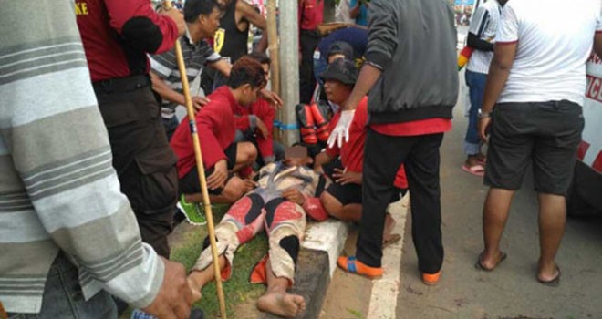 Pembalap Amirullah Salam tergeletak usai mengalami tabrakan dengan pembalap lainnya. Foto: Sulo/Cenderawasih Pos