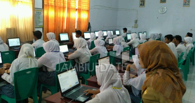 Siswa SMK di Tebo saat mengikuti UNBK serentak.