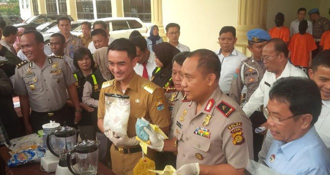 Pemusnahan sabu oleh Gubernur Jambi Zumi Zola, Kapolda Jambi Brigjen Pol Yazid Fanani, Wakapolda Kombes Pol Nugroho Aji dan Direktur Reserse Narkoba Kombes Pol Ade Sapari.