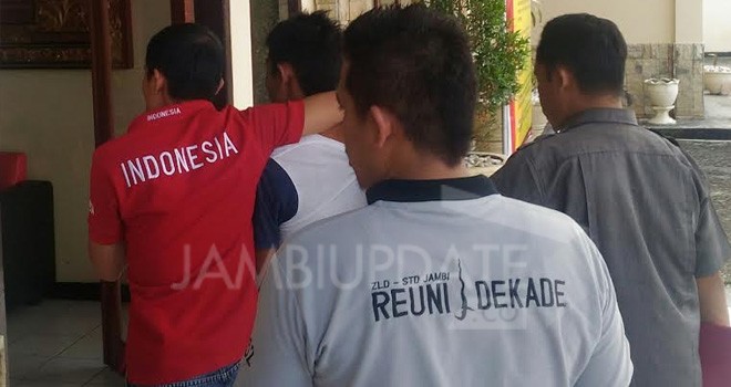 Pelaku saat dibawa ke Mapolres Kerinci.
