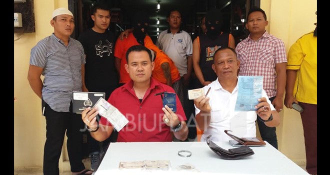 Pelaku curanmor saat press release di Polres Bungo.