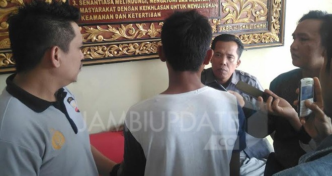 Pelaku saat di wawancara di Mapolres Kerinci.